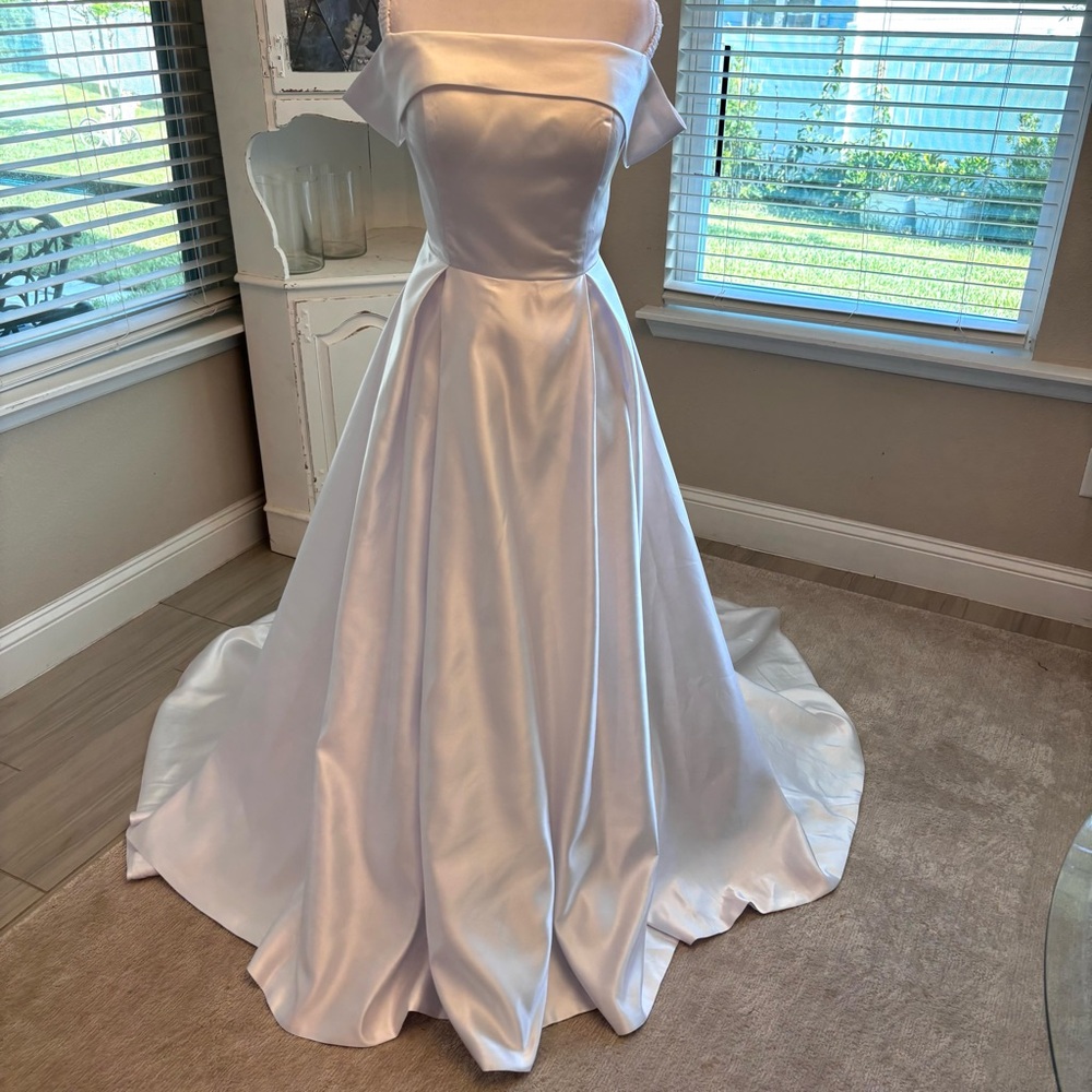 NEW Elegant White Wedding Dress, Satin Wedding Dress, Strapless, NWOT Size LG/12 - Picture 4 of 14